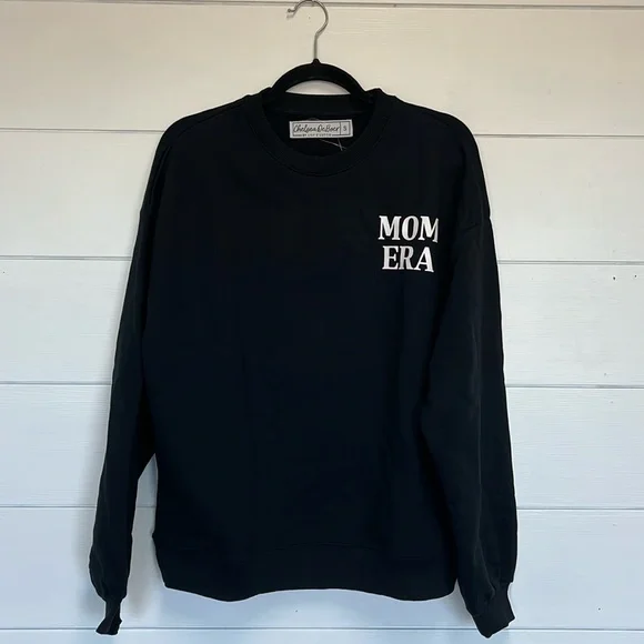 Limited Edition Chelsea DeBoer by Lily & Lottie Mom Era sweatshirt. Size Small. - Picture 1 of 1